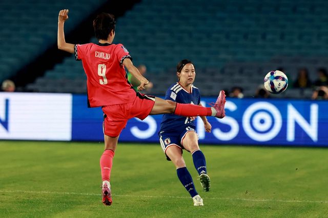 여자 축구 국가대표팀이 아시아 정상으로 향하는 길목에서 '라이벌' 일본에 속수무책으로 밀리고 있다. 신상우 감독이 이끄는 여자 대표팀은 18일(한국시간) 오후 6시부터 호주 시드니의 스타디움 오스트레일리아에서 진행 중인 일본과 2026 아시아축구연맹(AFC) 여자 아시안컵 4강전서 0-2로 전반전을 마쳤다. 슈팅 수만 무려 3-11로 크게 밀렸다. 연합뉴스