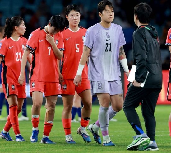 신상우 감독이 지휘하는 한국 여자 축구대표팀은 18일 호주 시드니의 스타디움 오스트레일리아에서 열린 2026 아시아축구연맹(AFC) 여자 아시안컵 준결승전에서 강채림(몬트리올)이 득점포를 가동했으나 일본에 1-4로 완패했다. 결승 진출에 실패한 우리나라는 첫 우승 꿈을 접은 채 대회를 마쳤다. 한국의 이 대회 최고 성적은 직전인 2022년 인도 대회 준우승이다. 이날 경기는 슈팅 수 6-21에 달할 정도로 한국이 크게 밀렸다. 연합뉴스