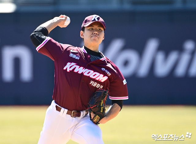 키움 히어로즈 우완 영건 김윤하가 19일 수원 KT위즈파크에서 열린 2026 KBO 시범경기 KT 위즈전에 선발등판, 3이닝 1실점으로 호투했다. 사진 고아라 기자