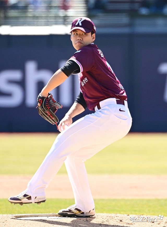 키움 히어로즈 우완 영건 김윤하가 19일 수원 KT위즈파크에서 열린 2026 KBO 시범경기 KT 위즈전에 선발등판, 3이닝 1실점으로 호투했다. 사진 고아라 기자