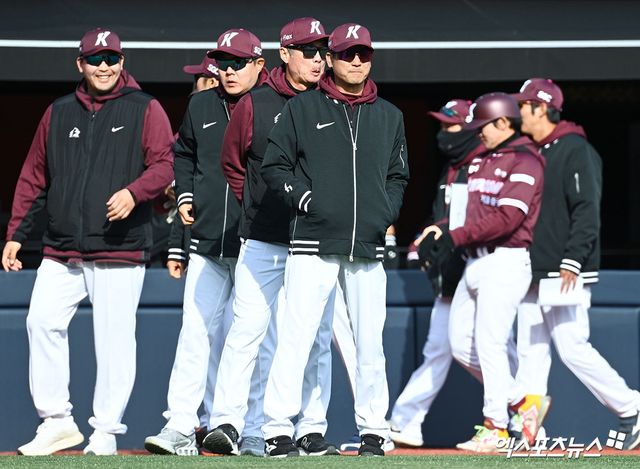 설종진(오른쪽 첫 번째) 감독이 이끄는 키움 히어로즈가 19일 수원 KT 위즈파크에서 열린 2026 KBO 시범경기에서 KT 위즈를 11-4로 이겼다. 사진 고아라 기자