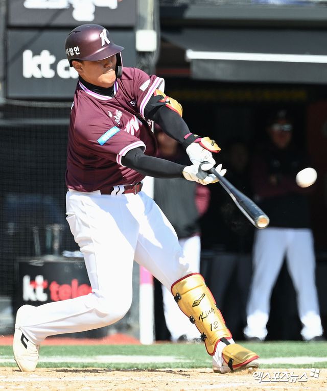 키움 히어로즈 포수 김건희가 19일 수원 KT위즈파크에서 열린 2026 KBO 시범경기 KT 위즈전에서 3타수 2안타 1타점으로 활약했다. 사진 고아라 기자