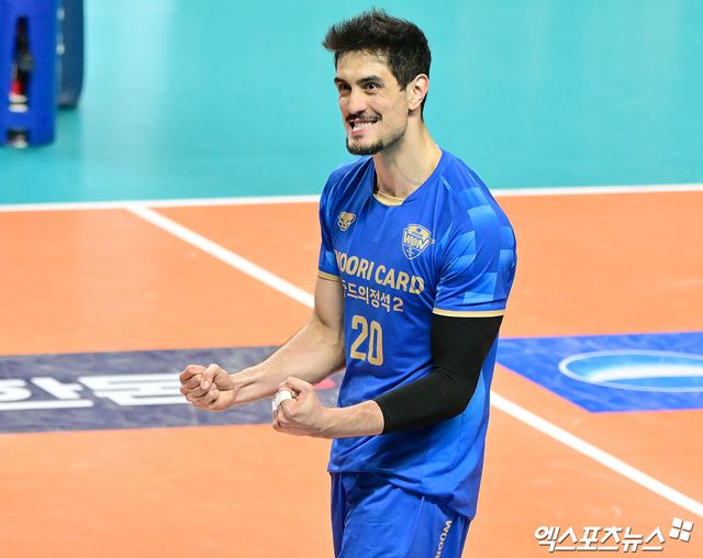 남자 프로배구 우리카드의 외국인 선수 아라우조가 19일 한국배구연맹이 발표한 진에어 2025-2026 V리그 6라운드 MVP에 선정됐다. 사진 엑스포츠뉴스 DB