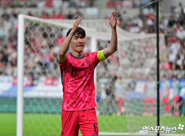 홍명보호 중원 핵심 황인범(페예노르트)이 결국 3월 A매치 명단에서 빠졌다. 대체 발탁은 없다. 대한축구협회는 19일 A대표팀 3월 소집과 관련해 황인범의 제외를 알렸다. 황인범의 우측 발목 부상 상태를 확인한 결과 인대 손상이 확인됐고, 선수 보호 차원에서 이번 소집에서 제외하기로 결정했다. 추가 대체 선수 발탁은 하지 않기로 했다. 2026 국제축구연맹(FIFA) 북중미 월드컵을 3개월 앞둔 시점에서 가장 불안요소로 지적됐던 중앙 미드필더 구성이 타격을 받게 됐다는 점은 아쉽게 됐다. 엑스포츠뉴스DB