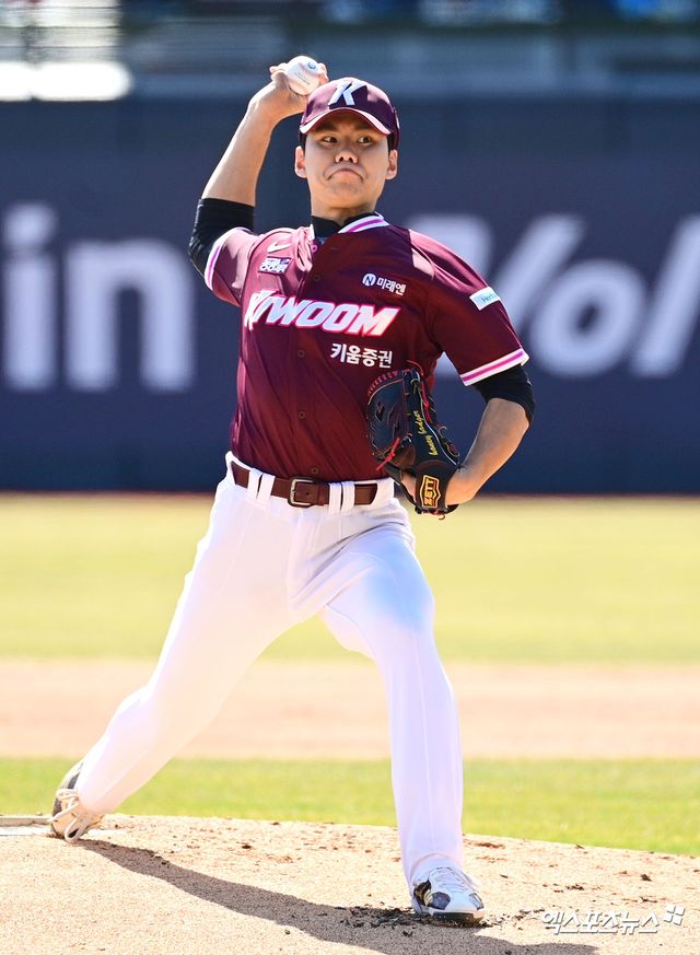 키움 히어로즈 우완 김윤하가 19일 수원 KT위즈파크에서 열린 2026 KBO 시범경기 KT 위즈전에서 3이닝 1실점으로 호투했다. 사진 고아라 기자