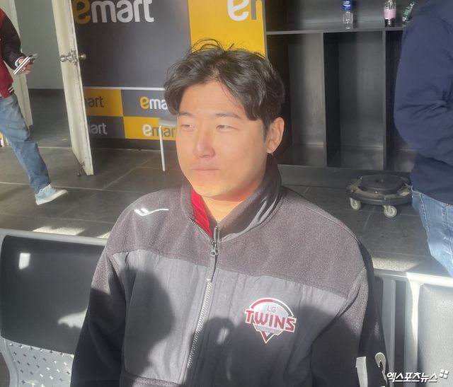 LG 트윈스 송승기가 19일 인천 SSG랜더스필드에서 열린 2026 KBO 시범경기 SSG 랜더스전 이후 취재진과 인터뷰에 응하고 있다. 인천, 김유민 기자