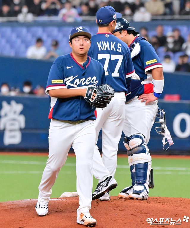 3일 오후 일본 오사카 교세라돔에서 열린 한국과 오릭스 버팔로스의 평가전 경기, 4회말 2사 만루 한국 송승기가 마운드를 내려오고 있다. 엑스포츠뉴스 DB