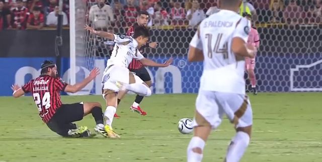 손흥민이 경기 중 분노하는 흔하지 않은 장면에 영국 언론도 주목했다. 경기 도중 상대의 거친 태클에 쓰러지자마자 분노에 찬 모습으로 상대 선수에게 달려가 태클에 대해 항의하고, 동료들이 뛰어와 손흥민을 말리는 모습은 쉽게 볼 수 있는 장면이 아니었다. 영국 언론은 손흥민이 파울을 당한 뒤 경기 분위기가 험악해질 뻔했다면서 해당 상황을 조명했다. 사진 중계화면