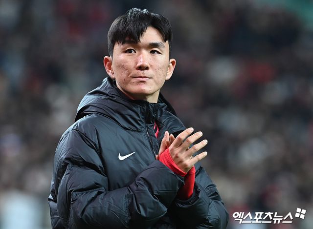 홍명보호 중원 핵심 황인범(페예노르트)이 결국 3월 A매치 명단에서 빠졌다. 대체 발탁은 없다. 대한축구협회는 19일 A대표팀 3월 소집과 관련해 황인범의 제외를 알렸다. 황인범의 우측 발목 부상 상태를 확인한 결과 인대 손상이 확인됐고, 선수 보호 차원에서 이번 소집에서 제외하기로 결정했다. 추가 대체 선수 발탁은 하지 않기로 했다. 2026 국제축구연맹(FIFA) 북중미 월드컵을 3개월 앞둔 시점에서 가장 불안요소로 지적됐던 중앙 미드필더 구성이 타격을 받게 됐다는 점은 아쉽게 됐다. 엑스포츠뉴스DB