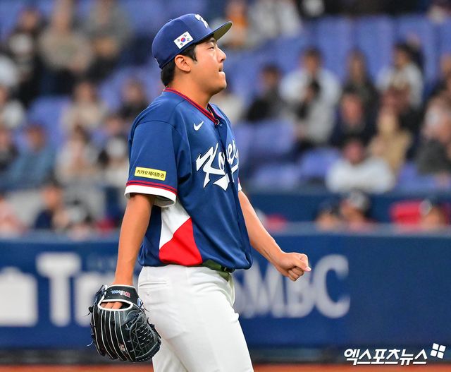 3일 오후 일본 오사카 교세라돔에서 열린 한국과 오릭스 버팔로스의 평가전 경기, 4회말 1사 2,3루 한국 송승기가 사구를 허용한 후 아쉬워햐고 있다. 엑스포츠뉴스 DB