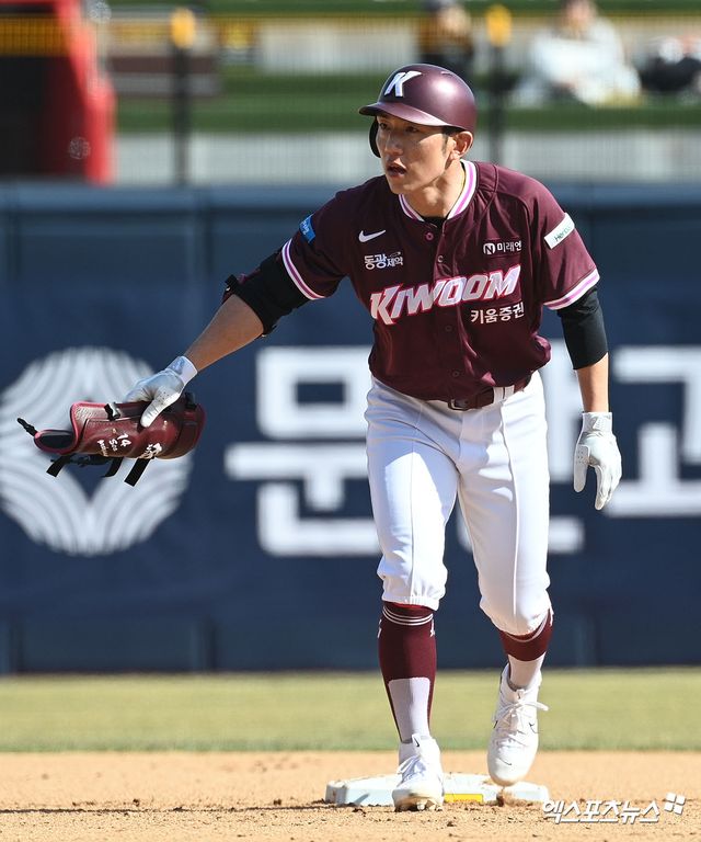 키움 히어로즈 베테랑 타자 서건창이 19일 수원 KT위즈파크에서 열린 2026 KBO 시범경기 KT 위즈전에서 8회초 대타로 출전, 결승 1타점 2루타를 기록했다. 사진 고아라 기자