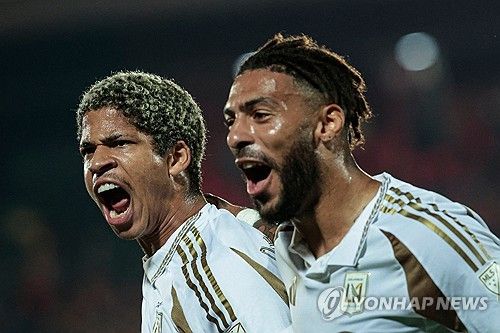 손흥민(LAFC)이 경기 도중 상대의 거친 태클에 격분했다. 그대로 몸싸움까지 벌어졌다. 이 흔하지 않은 광경에 영국 언론도 주목했다. 영국 더선은 18일(한국시간) 전 토트넘 스타 손흥민이 거친 태클을 당한 뒤 상대 선수와 정면으로 맞서며 몸싸움을 벌였다고 보도했다. 후반 3분 손흥민은 상대 진영으로 직접 공을 몰고 전진하던 도중 알라후엘렌세 수비수 아론 살라자르의 거친 태클에 쓰러졌다. 손흥민은 살라자르에게 달려가 얼굴을 맞댄 채 강하게 항의했다. 연합뉴스