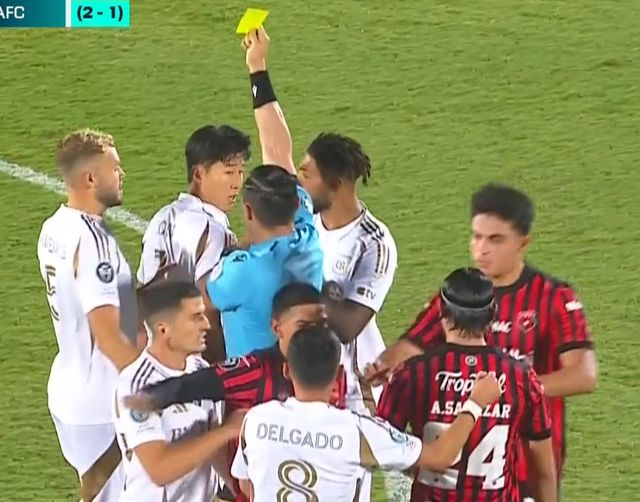 손흥민이 경기 중 분노하는 흔하지 않은 장면에 영국 언론도 주목했다. 경기 도중 상대의 거친 태클에 쓰러지자마자 분노에 찬 모습으로 상대 선수에게 달려가 태클에 대해 항의하고, 동료들이 뛰어와 손흥민을 말리는 모습은 쉽게 볼 수 있는 장면이 아니었다. 영국 언론은 손흥민이 파울을 당한 뒤 경기 분위기가 험악해질 뻔했다면서 해당 상황을 조명했다. 사진 중계화면