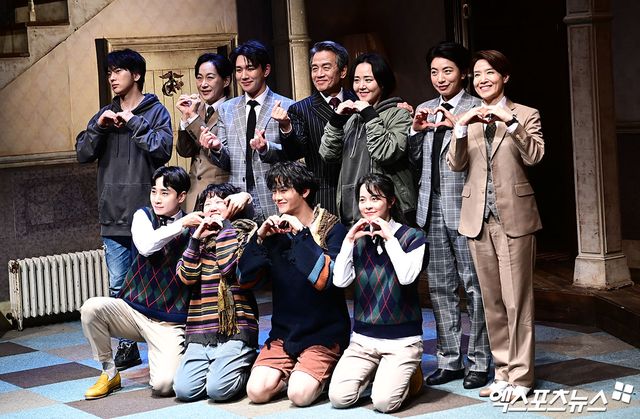 연극 '오펀스' 배우들 단체 사진