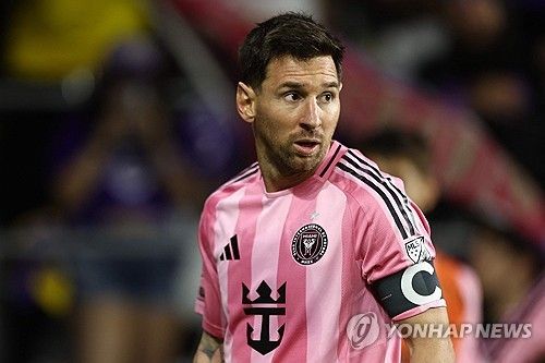 리오넬 메시(인터 마이애미)가 또 하나의 전설적인 기록을 세웠다. 통산 900호골이라는 금자탑을 세웠으나 소속팀이 패배하면서 빛이 바랬다. 인터 마이애미는 19일(한국시간) 미국 플로리다주 마이애미 체이스 스타디움에서 열린 내슈빌SC와의 2026 북중미카리브해축구연맹(CONCACAF) 챔피언스컵 16강 2차전에서 1-1로 비겼다. 1차전 원정에서 0-0으로 비겼던 인터 마이애미는 합산 스코어 1-1 동률을 이뤘지만 홈에서 실점한 탓에 원정 다득점 원칙에 밀려 8강 진출에 실패했다. 연합뉴스