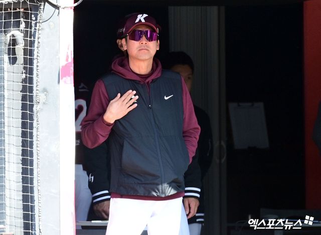 설종진 키움 히어로즈 감독이 19일 수워 KT위즈파크에서 열린 KT 위즈와의 시범경기에 앞서 새 외국인 투수 네이선 와일스를 신뢰한다는 뜻을 내놨다. 사진 고아라 기자