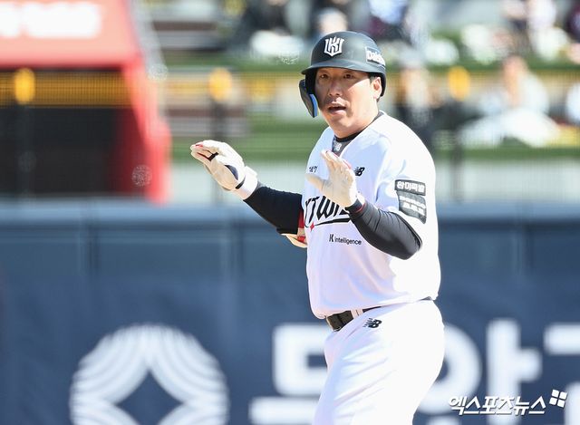 KT 위즈 베테랑 타자 김현수가 19일 키움 히어로즈와 시범경기에서 1타점 2루타를 기록했다. 사진 고아라 기자