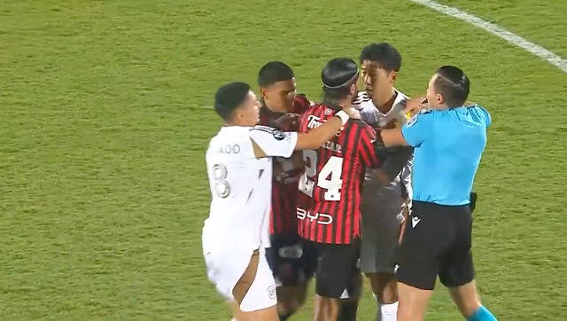 손흥민(LAFC)이 경기 도중 상대의 거친 태클에 격분했다. 그대로 몸싸움까지 벌어졌다. 이 흔하지 않은 광경에 영국 언론도 주목했다. 영국 더선은 18일(한국시간) 전 토트넘 스타 손흥민이 거친 태클을 당한 뒤 상대 선수와 정면으로 맞서며 몸싸움을 벌였다고 보도했다. 후반 3분 손흥민은 상대 진영으로 직접 공을 몰고 전진하던 도중 알라후엘렌세 수비수 아론 살라자르의 거친 태클에 쓰러졌다. 손흥민은 살라자르에게 달려가 얼굴을 맞댄 채 강하게 항의했다. SNS