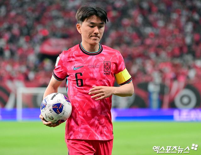 홍명보호 중원 핵심 황인범(페예노르트)이 결국 3월 A매치 명단에서 빠졌다. 대체 발탁은 없다. 대한축구협회는 19일 A대표팀 3월 소집과 관련해 황인범의 제외를 알렸다. 황인범의 우측 발목 부상 상태를 확인한 결과 인대 손상이 확인됐고, 선수 보호 차원에서 이번 소집에서 제외하기로 결정했다. 추가 대체 선수 발탁은 하지 않기로 했다. 2026 국제축구연맹(FIFA) 북중미 월드컵을 3개월 앞둔 시점에서 가장 불안요소로 지적됐던 중앙 미드필더 구성이 타격을 받게 됐다는 점은 아쉽게 됐다. 엑스포츠뉴스DB