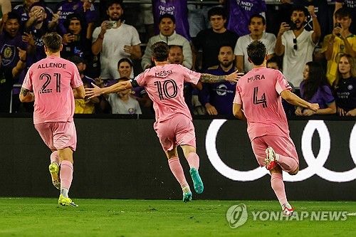 개막전에서 손흥민에게 패하며 자존심을 구겼던 리오넬 메시(인터 마이애미)가 지역 라이벌전에서 제대로 화풀이에 나섰다. 통산 70번째 프리킥 골을 득점하며 '축구 황제' 펠레와 어깨를 나란히 했다. 인터 마이애미는 2일(한국시간) 미국 플로리다주 올랜도의 인터앤코 스타디움에서 열린 2026시즌 미국 메이저리그사커(MLS) 2라운드 경기에서 올랜도 시티를 4-2로 격파했다. 연합뉴스
