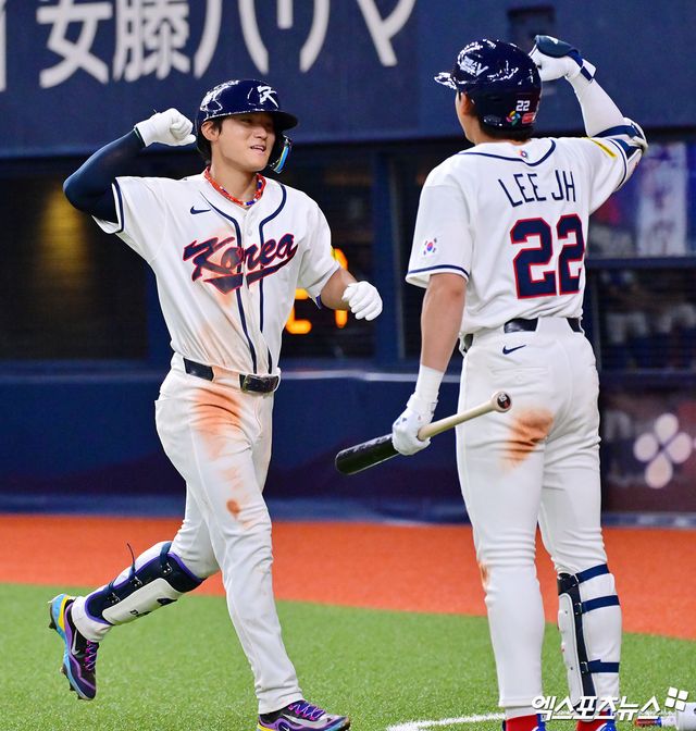 2일 오후 일본 오사카 교세라돔에서 열린 대한민국과 한신 타이거즈의 평가전 경기, 5회초 1사 대한민국 김도영이 솔로 홈런을 날린 후 기뻐하고 있다. 오사카, 김한준 기자