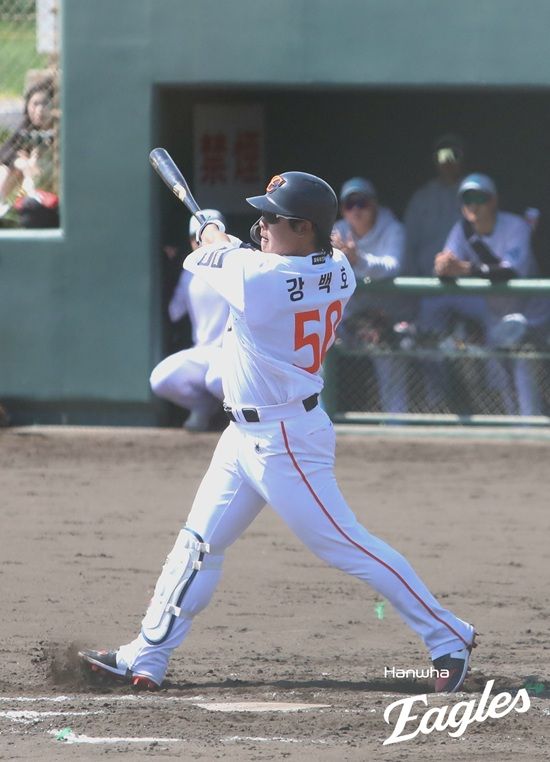 한화 이글스 강백호가 스프링캠프 연습경기에서 친정팀 KT 위즈를 상대한 소감을 밝혔다. 그는 2일 일본 오키나와 구시가와 야구장에서 열린 KT와의 연습경기에 3번타자 겸 1루수로 선발 출전해 3타수 1안타(2루타 1) 1타점을 기록했다. 한화 이글스