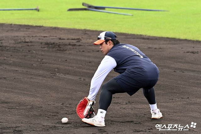 한화 이글스 강백호가 스프링캠프 연습경기에서 친정팀 KT 위즈를 상대한 소감을 밝혔다. 그는 2일 일본 오키나와 구시가와 야구장에서 열린 KT와의 연습경기에 3번타자 겸 1루수로 선발 출전해 3타수 1안타(2루타 1) 1타점을 기록했다. 엑스포츠뉴스 DB