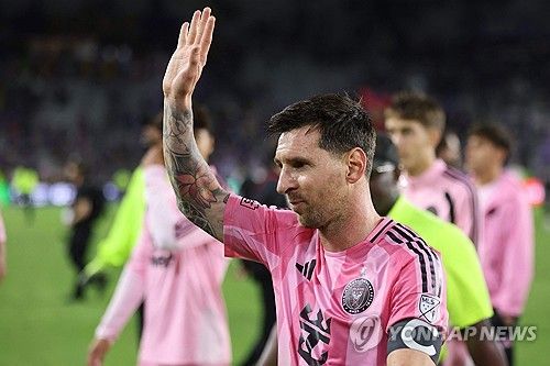 개막전에서 손흥민에게 패하며 자존심을 구겼던 리오넬 메시(인터 마이애미)가 지역 라이벌전에서 제대로 화풀이에 나섰다. 통산 70번째 프리킥 골을 득점하며 '축구 황제' 펠레와 어깨를 나란히 했다. 인터 마이애미는 2일(한국시간) 미국 플로리다주 올랜도의 인터앤코 스타디움에서 열린 2026시즌 미국 메이저리그사커(MLS) 2라운드 경기에서 올랜도 시티를 4-2로 격파했다. 연합뉴스