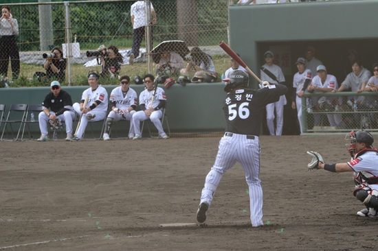 LG 트윈스 거포 유망주 문정빈이 2026 2차 스프링캠프 KT 위즈와 연습경기에서 추격의 솔로홈런 포함 2출루 경기를 완성하며 강한 인상을 남겼다. LG 트윈스