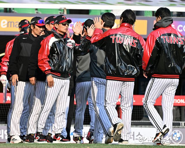 20일 오후 인천SSG랜더스필드에서 열린 '2026 신한 SOL Bank KBO리그' LG 트윈스와 SSG 랜더스의 시범경기, LG가 SSG에 9:7로 승리했다. 이날 경기에서 승리한 LG 염경엽 감독이 선수들과 하이파이브를 하고 있다. 인천, 김한준 기자