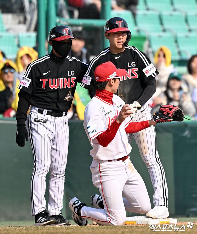 20일 오후 인천SSG랜더스필드에서 열린 '2026 신한 SOL Bank KBO리그' LG 트윈스와 SSG 랜더스의 시범경기, 8회초 1사 2루 LG 강민균이 폭투를 틈타 3루까지 진루하고 있다. 인천, 김한준 기자