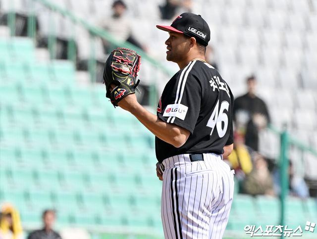 20일 오후 인천SSG랜더스필드에서 열린 '2026 신한 SOL Bank KBO리그' LG 트윈스와 SSG 랜더스의 시범경기, 4회말 1사 1루 LG 치리노스가 SSG 고명준에게 투런 홈런을 허용한 후 아쉬워하고 있다. 인천, 김한준 기자