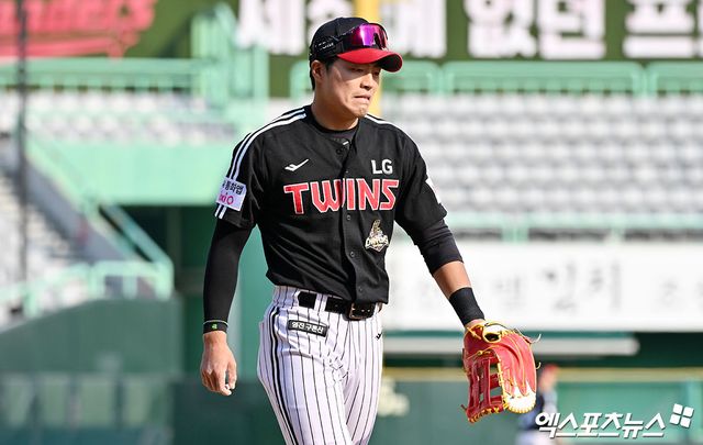  20일 오후 인천SSG랜더스필드에서 열린 '2026 신한 SOL Bank KBO리그' LG 트윈스와 SSG 랜더스의 시범경기, 8회말 1사 1,2루 LG 천성호가 송구 실책을 한 후 아쉬워하고 있다. 인천, 김한준 기자