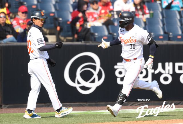 20일 오후 대전 한화생명 볼파크에서 열린 '2026 신한 SOL KBO리그 시범경기' KIA 타이거즈와 한화 이글스의 경기, 4회말 무사 1루 한화 페라자가 투런홈런을 날린 뒤 김재걸 코치와 세리머니를 하고 있다. 한화 이글스