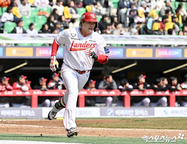 20일 오후 인천SSG랜더스필드에서 열린 '2026 신한 SOL Bank KBO리그' LG 트윈스와 SSG 랜더스의 시범경기, 4회말 1사 1루 SSG 고명준이 투런 홈런을 날리고 있다. 인천, 김한준 기자