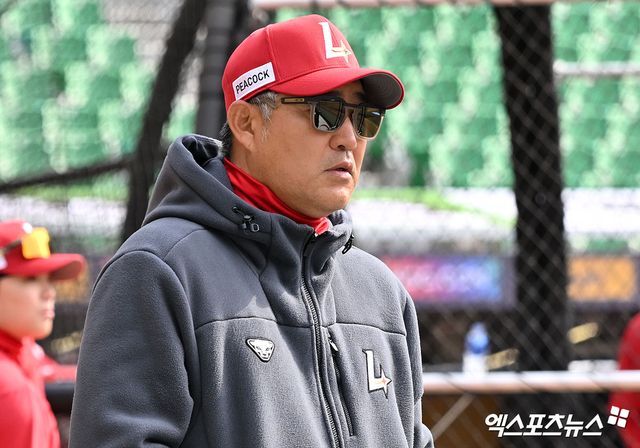 20일 오후 인천SSG랜더스필드에서 열리는 '2026 신한 SOL Bank KBO리그' LG 트윈스와 SSG 랜더스의 시범경기, SSG 이숭용 감독이 선수들의 훈련을 지켜보고 있다. 인천, 김한준 기자