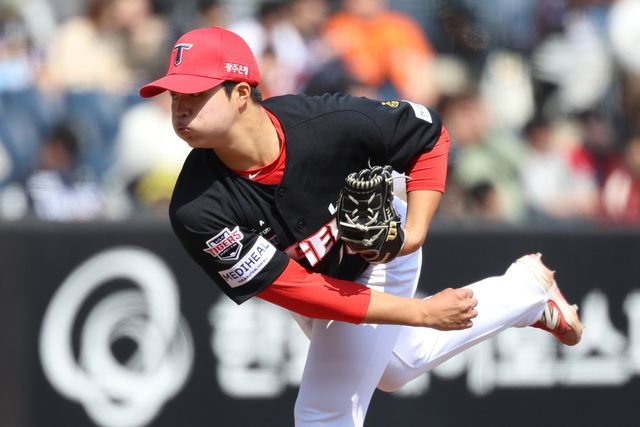 20일 오후 대전 한화생명 볼파크에서 열린 '2026 신한 SOL KBO리그 시범경기' KIA 타이거즈와 한화 이글스의 경기, KIA 선발 김태형이 공을 힘차게 던지고 있다. KIA 타이거즈