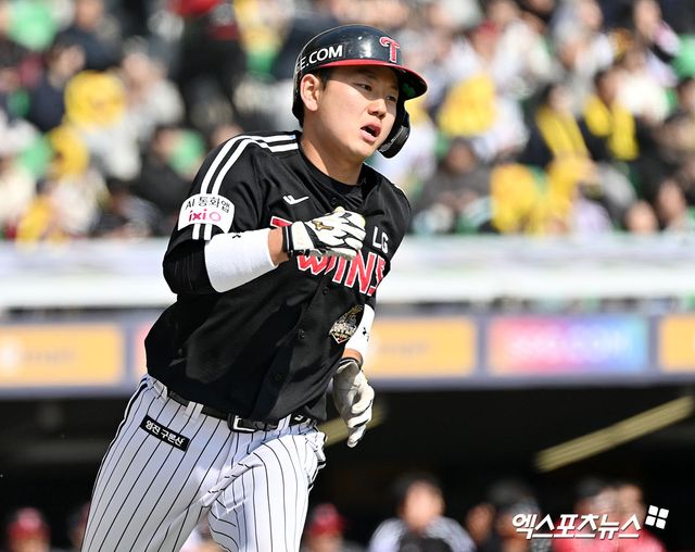 20일 오후 인천SSG랜더스필드에서 열린 '2026 신한 SOL Bank KBO리그' LG 트윈스와 SSG 랜더스의 시범경기, 5회초 무사 1,3루 LG 이주헌이 1타점 적시타를 날리고 있다. 인천, 김한준 기자