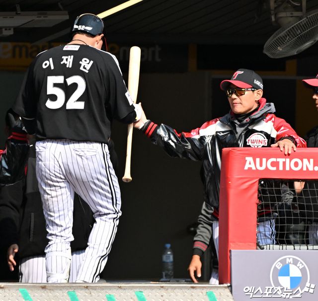 20일 오후 인천SSG랜더스필드에서 열린 '2026 신한 SOL Bank KBO리그' LG 트윈스와 SSG 랜더스의 시범경기, 6회초 LG 이재원이 솔로 홈런을 날린 후 염경엽 감독과 하이파이브를 하고 있다. 인천, 김한준 기자