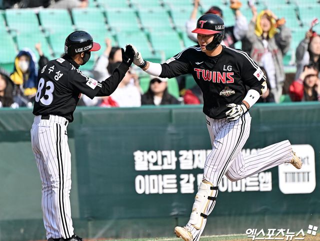 20일 오후 인천SSG랜더스필드에서 열린 '2026 신한 SOL Bank KBO리그' LG 트윈스와 SSG 랜더스의 시범경기, 8회초 무사 2루 LG 이주헌이 투런 홈런을 날리고 있다. 인천, 김한준 기자