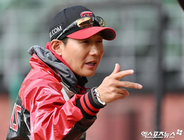  20일 오후 인천SSG랜더스필드에서 열리는 '2026 신한 SOL Bank KBO리그' LG 트윈스와 SSG 랜더스의 시범경기, LG 염경엽 감독이 오지환에게 조언을 건네고 있다. 인천, 김한준 기자