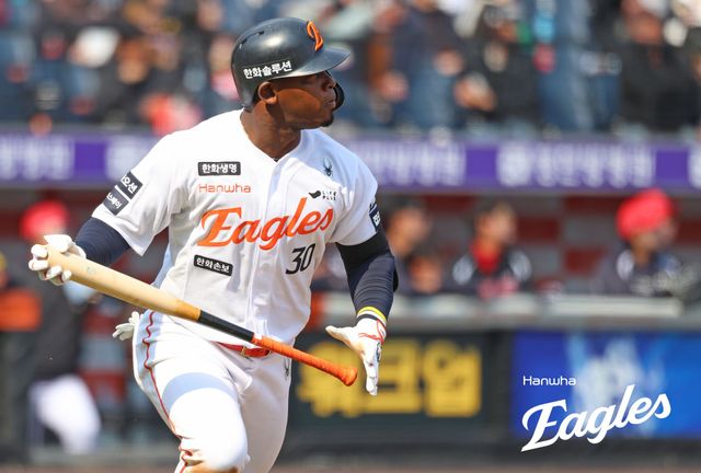 20일 오후 대전 한화생명 볼파크에서 열린 '2026 신한 SOL KBO리그 시범경기' KIA 타이거즈와 한화 이글스의 경기, 4회말 무사 1루 한화 페라자가 투런홈런을 날리고 있다. 한화 이글스