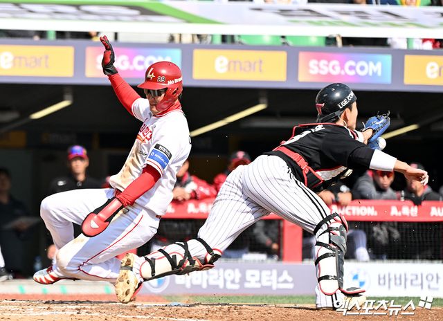 20일 오후 인천SSG랜더스필드에서 열린 '2026 신한 SOL Bank KBO리그' LG 트윈스와 SSG 랜더스의 시범경기, 5회말 1사 만루 SSG 오태곤이 고명준의 1타점 희생플라이때 득점에 성공하고 있다. 인천, 김한준 기자