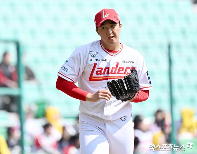 20일 오후 인천SSG랜더스필드에서 열린 '2026 신한 SOL Bank KBO리그' LG 트윈스와 SSG 랜더스의 시범경기, 2회초 수비를 마친 SSG 김민준이 더그아웃으로 향하고 있다. 인천, 김한준 기자