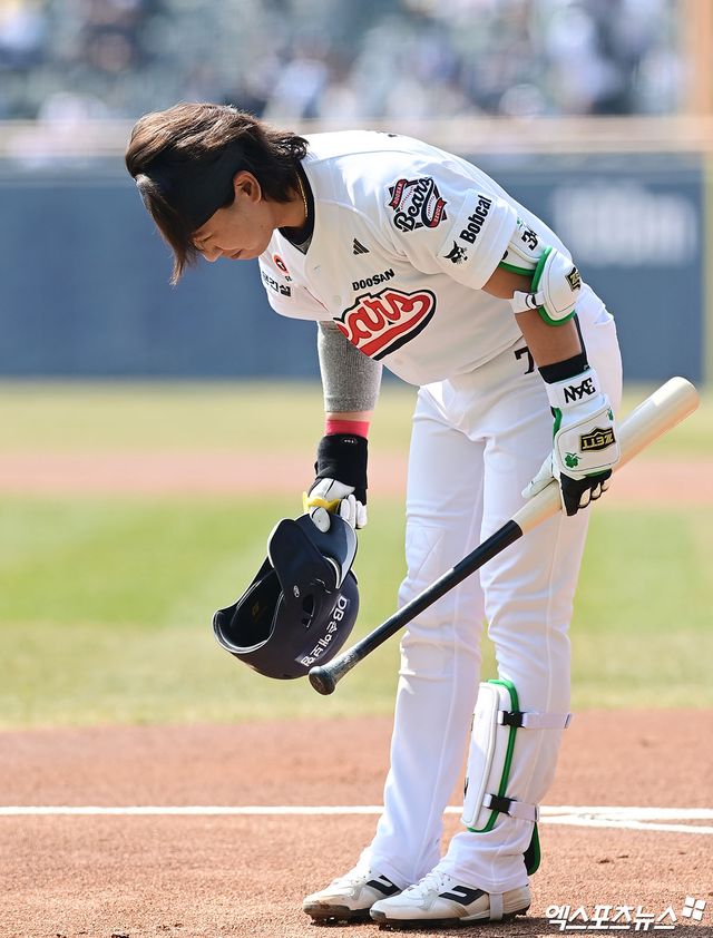 21일 오후 서울 송파구 잠실야구장에서 열린 '2026 신한 SOL Bank KBO리그 시범경기' KIA 타이거즈와 두산 베어스의 경기, 1회말 두산 선두타자 박찬호가 타석에 들어서며 3루의 KIA 팬들을 향해 인사하고 있다. 잠실, 박지영 기자