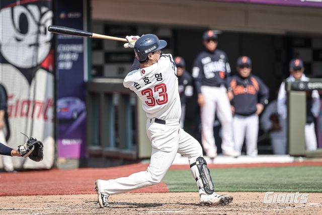 시범경기 우승이 보인다. 장단 16안타를 때린 롯데 자이언츠가 화력 싸움에서 한화 이글스를 압도하면서 2만에 가까운 관중이 운집한 사직구장 열기를 뜨겁게 달아 올렸다. 롯데는 21일 부산 사직야구장에서 2026 신한 SOL뱅크 KBO 시범경기 한화전을 치러 12-6으로 승리했다. 시범경기 6승2무1패를 기록한 롯데는 2위 두산 베어스(6승2패)와 경기 차를 벌리면서 시범경기 우승에 한 발짝 더 다가갔다. 이날 사직야구장에는 1만 8480명 관중이 입장했다. 롯데 자이언츠