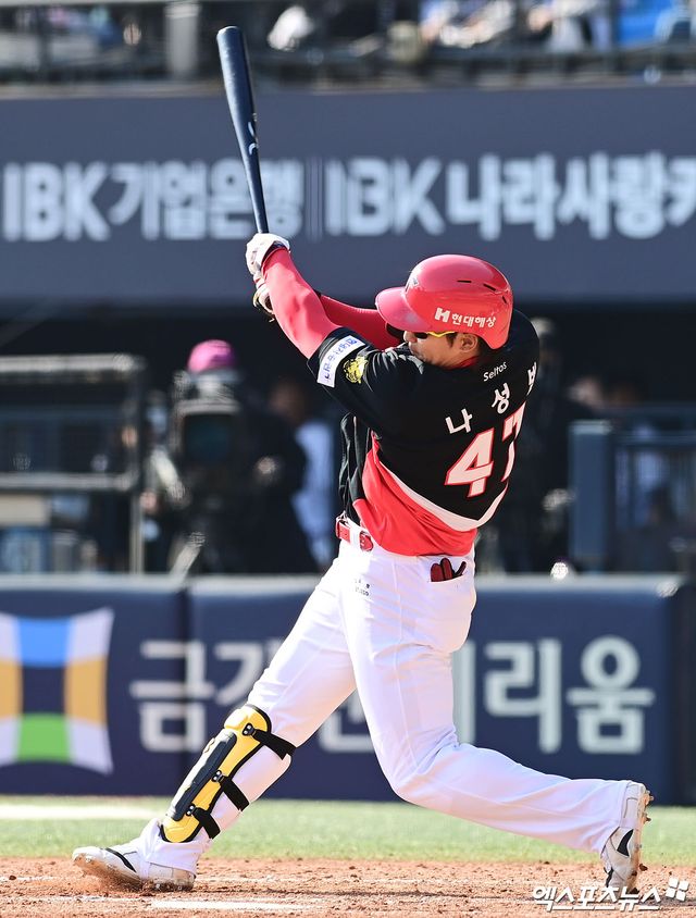 21일 오후 서울 송파구 잠실야구장에서 열린 '2026 신한 SOL Bank KBO리그 시범경기' KIA 타이거즈와 두산 베어스의 경기, 9회초 KIA 선두타자 나성범이 2루타를 때려내고 있다. 잠실, 박지영 기자