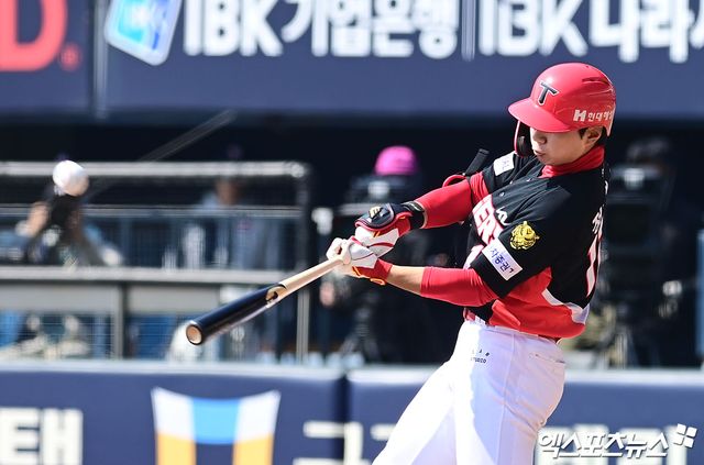 21일 오후 서울 송파구 잠실야구장에서 열린 '2026 신한 SOL Bank KBO리그 시범경기' KIA 타이거즈와 두산 베어스의 경기, 3회초 무사 1,2루 KIA 정현창이 두산 선발투수 최승용 상대로 스리런 홈런을 때려내고 있다. 잠실, 박지영 기자