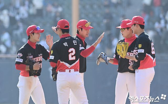 21일 오후 서울 송파구 잠실야구장에서 열린 '2026 신한 SOL Bank KBO리그 시범경기' KIA 타이거즈와 두산 베어스의 경기, KIA가 선발투수 네일의 5이닝 무실점 완벽투와 타선의 장단 14안타에 힘입어 11:6의 스코어로 승리하며 시범경기 4연패를 탈출했다. 경기 종료 후 KIA 선수들이 승리의 기쁨을 나누고 있다. 잠실, 박지영 기자