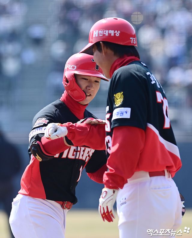 21일 오후 서울 송파구 잠실야구장에서 열린 '2026 신한 SOL Bank KBO리그 시범경기' KIA 타이거즈와 두산 베어스의 경기, 3회초 무사 1,2루 KIA 정현창이 두산 선발투수 최승용 상대로 스리런 홈런을 때려낸 뒤 베이스를 돌며 고영민 주루코치와 하이파이브를 나누고 있다. 잠실, 박지영 기자